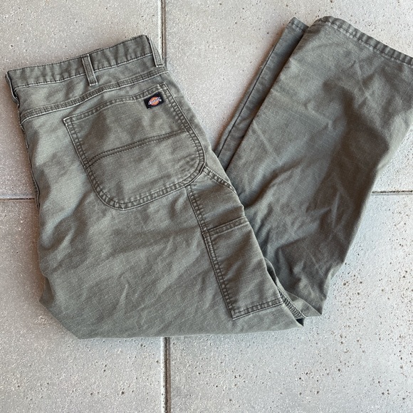 Grey Dickies Pants
#vintage #streetwear #thrift
38x32 - Picture 1 of 4